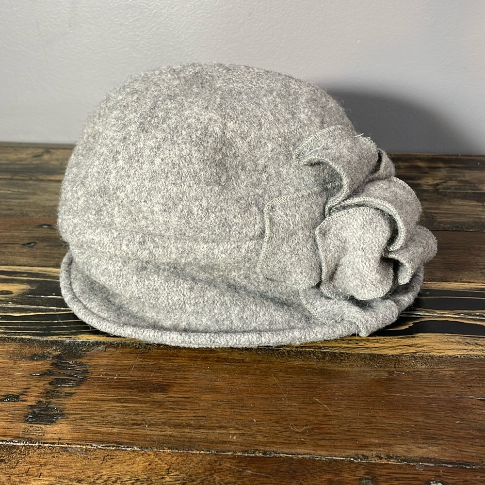 Cute grey wool hat in 100% wool.  Fits average size head.  Wool “flower”